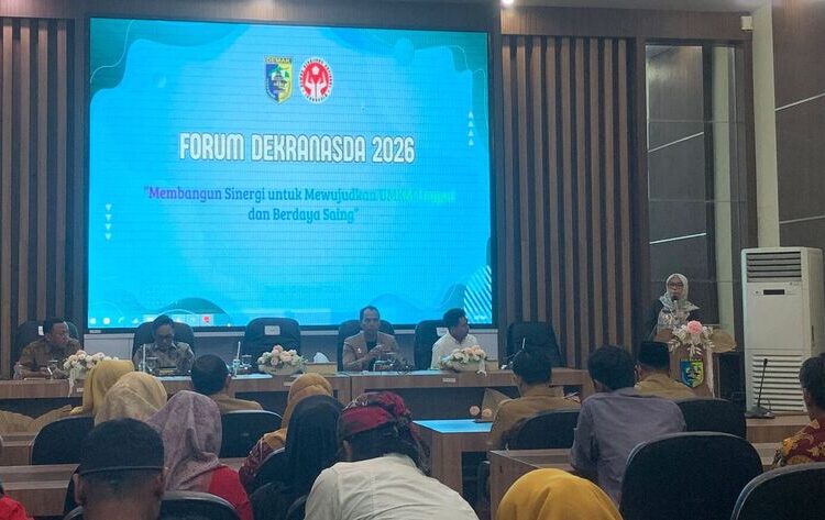 Bupati Demak Eisti’anah dalam kegiatan forum Dekranasda Tahun 2026 di Gedung Grhadika Bina Praja, Demak, Selasa (10/2). Foto : Burhan / Lingkar Jateng