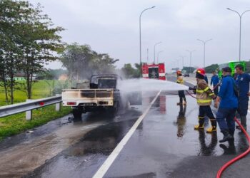 Petugas Damkar melakukan pemadaman pada mobil pikap yang terbakar di ruas Tol Pemalang Batang. Foto : Dok. PBTR for Lingkar