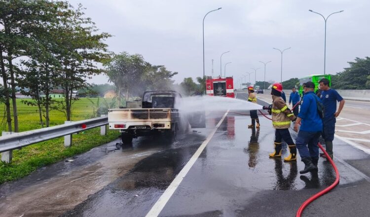 Petugas Damkar melakukan pemadaman pada mobil pikap yang terbakar di ruas Tol Pemalang Batang. Foto : Dok. PBTR for Lingkar