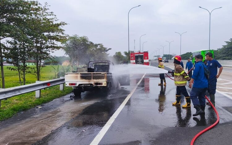 Mobil Pikap Carry Ludes Terbakar di Tol Pemalang Batang, Ini Penyebabnya 25 Petugas Damkar melakukan pemadaman pada mobil pikap yang terbakar di ruas Tol Pemalang Batang. Foto : Dok. PBTR for Lingkar