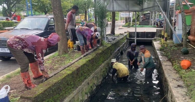 Petugas melakukan pembersihan drainase di kawasan perkotaan depan RSKW. Foto : Burhan/Lingkar Jateng