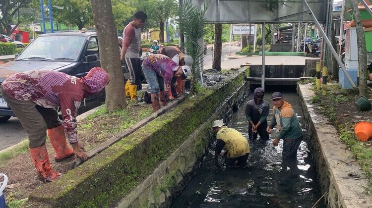 Petugas melakukan pembersihan drainase di kawasan perkotaan depan RSKW. Foto : Burhan/Lingkar Jateng