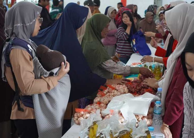 Jaga Stabilitas Harga, Pemkot Pekalongan Gelar Gerakan Pangan Murah Jelang Ramadhan 25 Warga memadati stan Gerakan Pangan Murah yang digelar Pemkot Pekalongan di GOR Jetayu menjelang Ramadhan pada Sabtu (14/2/2026). Foto : Fahri Akbar/Lingkar Jateng