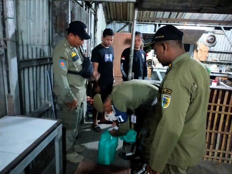 Satpol PP Demak Aktif Razia Miras, Ciptakan Ramadhan Kondusif 25 Ciptakan Kondusifitas Ramadan, Satpol PP Demak Gencarkan Razia Miras. Foto : Burhan/Lingkar Jateng
