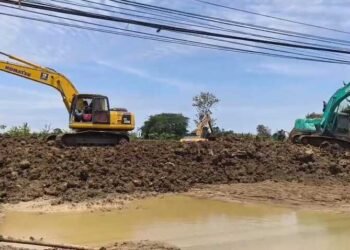 Alat berat sedang beroperasi melakukan penutupan tanggul yang sebelumnya mengalami jebol. Foto : Burhan Aslan /Lingkar Jateng