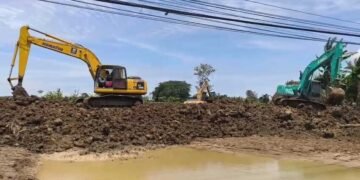 Perbaikan Tanggul Jebol Kebonagung Demak Dikebut, Target Rampung Besok 1 Alat berat sedang beroperasi melakukan penutupan tanggul yang sebelumnya mengalami jebol. Foto : Burhan Aslan /Lingkar Jateng
