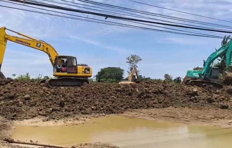 Perbaikan Tanggul Jebol Kebonagung Demak Dikebut, Target Rampung Besok 25 Alat berat sedang beroperasi melakukan penutupan tanggul yang sebelumnya mengalami jebol. Foto : Burhan Aslan /Lingkar Jateng