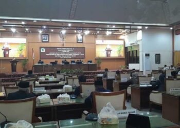 Bupati Eisti’anah dalam Rapat Paripurna DPRD Demak tentang jawaban Bupati Demak atas pandangan umum fraksi-fraksi DPRD Demak terhadap Raperda tentang pencegahan perkawinan anak, kemarin. Foto : Burhan/Lingkar