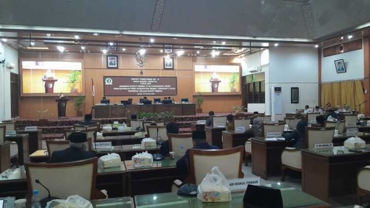 Bupati Demak Esiti’anah : Raperda Pencegahan Perkawinan Anak, Lindungi Generasi Muda 25 Bupati Eisti’anah dalam Rapat Paripurna DPRD Demak tentang jawaban Bupati Demak atas pandangan umum fraksi-fraksi DPRD Demak terhadap Raperda tentang pencegahan perkawinan anak, kemarin. Foto : Burhan/Lingkar