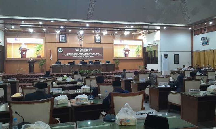 Bupati Demak Esiti’anah : Raperda Pencegahan Perkawinan Anak, Lindungi Generasi Muda 25 Bupati Eisti’anah dalam Rapat Paripurna DPRD Demak tentang jawaban Bupati Demak atas pandangan umum fraksi-fraksi DPRD Demak terhadap Raperda tentang pencegahan perkawinan anak, kemarin. Foto : Burhan/Lingkar