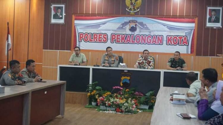 Rakor Kamtibmas Ramadan di Pekalongan, Petasan-Balap Liar Jadi Fokus Utama 25 Wali Kota Pekalongan Achmad Afzan Arslan Djunaid memimpin Rapat Koordinasi Lintas Sektoral mitigasi gangguan kamtibmas selama Bulan Suci Ramadhan 1447 H/2026 M di Aula Polres Pekalongan Kota, Kamis (19/2/2026). Foto : Fahri Akbar /Lingkar Jateng