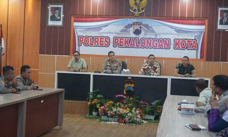 Rakor Kamtibmas Ramadan di Pekalongan, Petasan-Balap Liar Jadi Fokus Utama 25 Wali Kota Pekalongan Achmad Afzan Arslan Djunaid memimpin Rapat Koordinasi Lintas Sektoral mitigasi gangguan kamtibmas selama Bulan Suci Ramadhan 1447 H/2026 M di Aula Polres Pekalongan Kota, Kamis (19/2/2026). Foto : Fahri Akbar /Lingkar Jateng