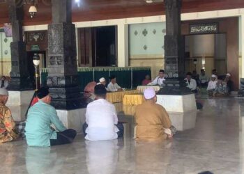 Suasana sore saat lansia mengikuti kajian kitab di serambi Masjid Agung Demak. Foto : Burhan Aslan /Lingkar Jateng