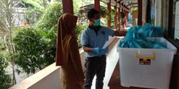 Petugas Satuan Pelayanan Pemenuhan Gizi (SPPG) Kota Pekalongan mendistribusikan paket MBG kepada penerima manfaat, Senin (23/1/2026). Foto : Fahri Akbar /Lingkar Jateng