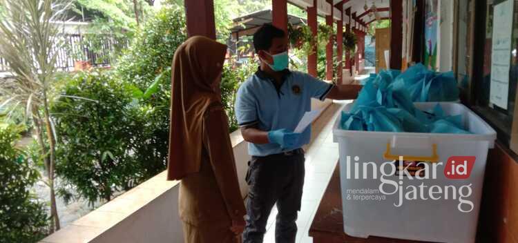 Ramadan Tetap Jalan, 75 Ribu Penerima Manfaat di Pekalongan Dapat Program MBG 25 Petugas Satuan Pelayanan Pemenuhan Gizi (SPPG) Kota Pekalongan mendistribusikan paket MBG kepada penerima manfaat, Senin (23/1/2026). Foto : Fahri Akbar /Lingkar Jateng
