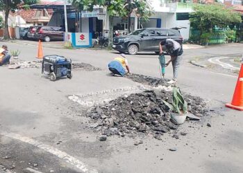 Perbaikan ruas jalan di perkotaan Kabupaten Blora, Rabu (25/2). Foto : Eko Wicaksono /Lingkar Jateng