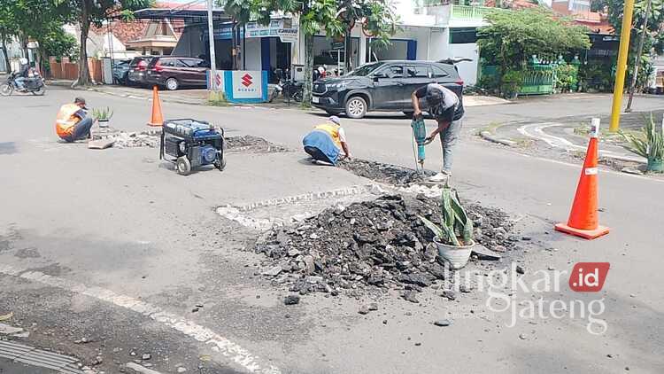 Kemantapan Jalan Baru 69 Persen, DPUPR Blora : Anggaran Hanya 60 Miliar 25 Perbaikan ruas jalan di perkotaan Kabupaten Blora, Rabu (25/2). Foto : Eko Wicaksono /Lingkar Jateng