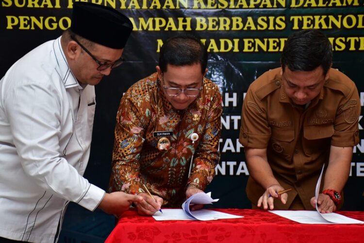 Dukung Energi Listrik PSEL, Pekalongan Siap Pasok 500 Ton Sampah Per Hari 25 Wakil Bupati Pekalongan, Sukirman, menghadiri penandatanganan pernyataan kesiapan pembangunan PSEL di Kompleks Dupan Square, Kota Pekalongan, Selasa (24/02/2026). Foto : Fahri Akbar /Lingkar Jateng