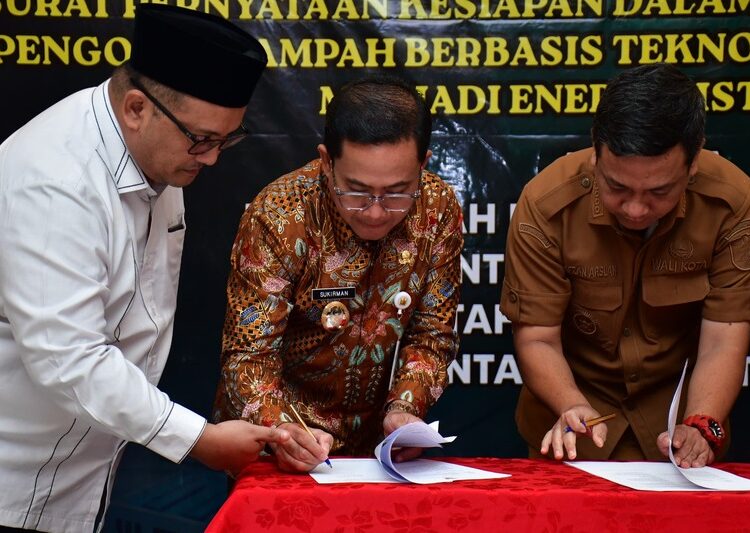 Wakil Bupati Pekalongan, Sukirman, menghadiri penandatanganan pernyataan kesiapan pembangunan PSEL di Kompleks Dupan Square, Kota Pekalongan, Selasa (24/02/2026). Foto : Fahri Akbar /Lingkar Jateng