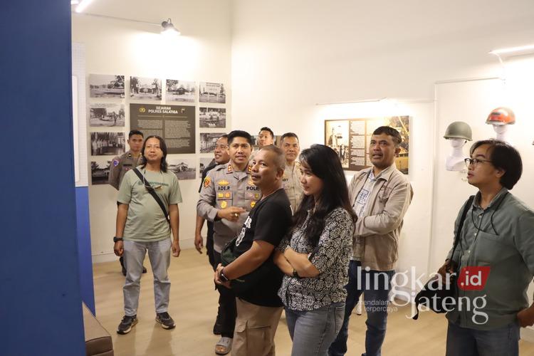 Momentum Ramadan, Kapolres Salatiga Kenalkan Museum sebagai Ruang Belajar Publik 25 Kapolres AKBP Ade Papa Rihi bersama sejumlah wartawan melihat koleksi Museum Polres Salatiga di Jalan Diponegoro, Rabu, 26 Februari 2026. Foto : Dok. Polres Salatiga/Lingkar