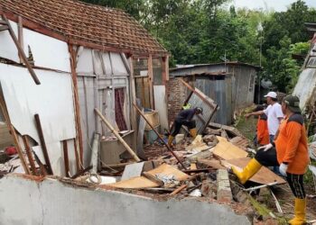 RUSAK : Kondisi rumah yang terdampak tanah ambles di Cepu, Blora.  Foto : Eko Wicaksono/Lingkar Jateng