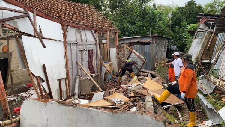 RUSAK : Kondisi rumah yang terdampak tanah ambles di Cepu, Blora.  Foto : Eko Wicaksono/Lingkar Jateng
