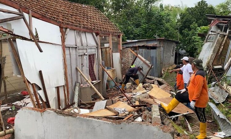 Fenomena Tanah Gerak Cepu, Bupati Arief : Lokasinya Diatas Milik ESDM Migas 25 RUSAK : Kondisi rumah yang terdampak tanah ambles di Cepu, Blora. Foto : Eko Wicaksono/Lingkar Jateng