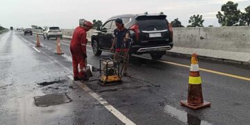 Proses rekrontuksi perbaikan jalan di tol Pemalang sambut arus mudik 1447 H. Foto : PBTR/Lingkar Jateng