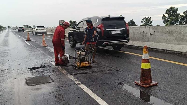 Proses rekrontuksi perbaikan jalan di tol Pemalang sambut arus mudik 1447 H. Foto : PBTR/Lingkar Jateng