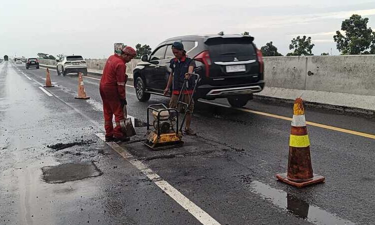 Proses rekrontuksi perbaikan jalan di tol Pemalang sambut arus mudik 1447 H. Foto : PBTR/Lingkar Jateng