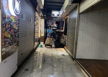 Kondisi sejumlah kios pedagang di Pasar Kliwon yang tergenang air usai hujan deras karena kondisi atap bocor. Foto : Nisa Hafizhotus Syarifa/ Lingkar Jateng