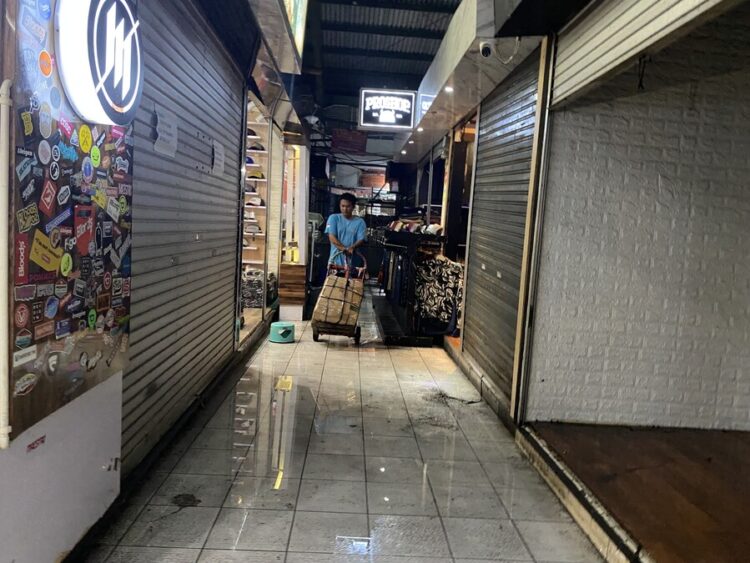 Kondisi sejumlah kios pedagang di Pasar Kliwon yang tergenang air usai hujan deras karena kondisi atap bocor. Foto : Nisa Hafizhotus Syarifa/ Lingkar Jateng