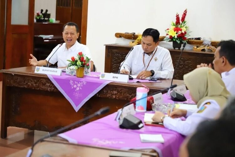 Rapat Bersama BPK, Pemkab Kudus Komitmen Tata Kelola Keuangan Daerah Akuntable-Transparan 25 Bupati Kudus, Sam’ani Intakoris dan jajarannya saat mengadakan Entry Meeting bersama BPK Provinsi Jawa Tengah di Pendopo Belakang Kabupaten Kudus, Rabu (18/2). Foto : Nisa Hafizhotus Syarifa /Lingkar Jateng