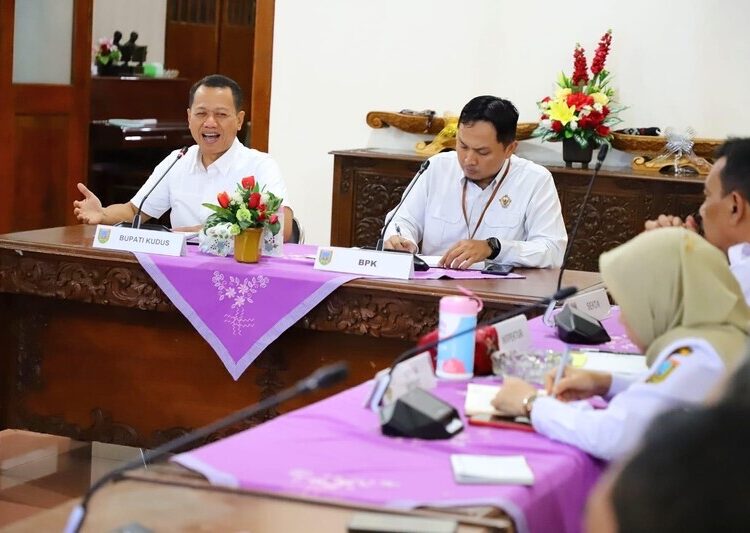 Bupati Kudus, Sam’ani Intakoris dan jajarannya saat mengadakan Entry Meeting bersama BPK Provinsi Jawa Tengah di Pendopo Belakang Kabupaten Kudus, Rabu (18/2). Foto : Nisa Hafizhotus Syarifa /Lingkar Jateng