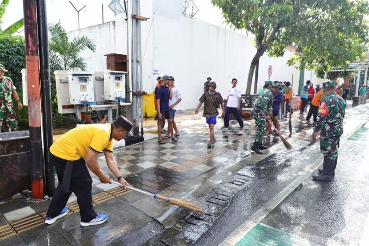 Kegiatan korve atau kerja bakti bersih-bersih pasca acara Dandangan di Jalan Sunan Kudus, Jumat (20/2). Foto : Nisa Hafizhotus Syarifa /Lingkar Jateng