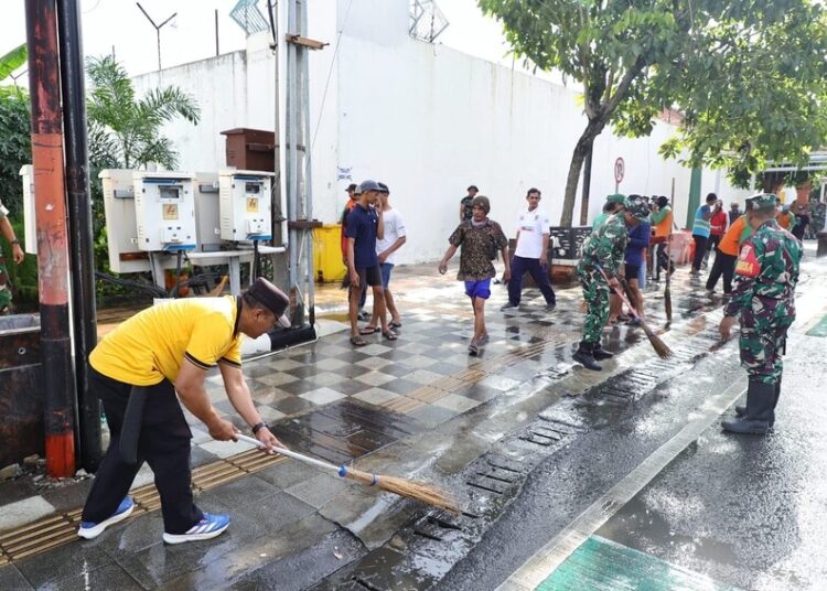 Kegiatan korve atau kerja bakti bersih-bersih pasca acara Dandangan di Jalan Sunan Kudus, Jumat (20/2). Foto : Nisa Hafizhotus Syarifa /Lingkar Jateng