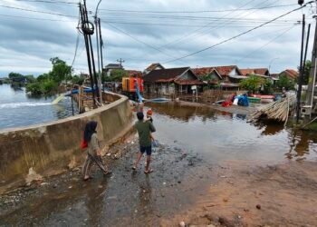 Banjir Pekalongan Surut, Masih Ada 216 Orang Tersebar di Enam Lokasi Pengungsian 25 Kondisi banjir di Desa Mulyorejo, Kecamatan Tirto, Kabupaten Pekalongan, mulai menunjukkan tanda-tanda surut, sementara mesin pompa air masih terus dioperasikan untuk mempercepat penanganan genangan, Rabu (18/2/2026). Foto : Fahri Akbar /Lingkar Jateng