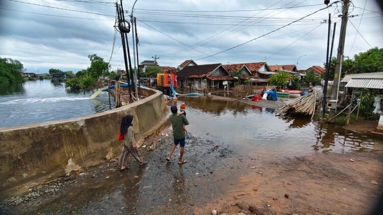 Kondisi banjir di Desa Mulyorejo, Kecamatan Tirto, Kabupaten Pekalongan, mulai menunjukkan tanda-tanda surut, sementara mesin pompa air masih terus dioperasikan untuk mempercepat penanganan genangan, Rabu (18/2/2026). Foto : Fahri Akbar /Lingkar Jateng