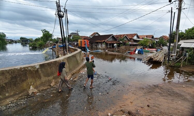 Kondisi banjir di Desa Mulyorejo, Kecamatan Tirto, Kabupaten Pekalongan, mulai menunjukkan tanda-tanda surut, sementara mesin pompa air masih terus dioperasikan untuk mempercepat penanganan genangan, Rabu (18/2/2026). Foto : Fahri Akbar /Lingkar Jateng