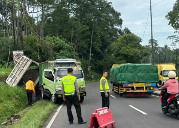 TERPEROSOK : Truk Hino bernomor polisi KT 8670 CI masuk ke parit jalan lingkar selatan Salatiga setelah mengalami rem blong, Jumat, 27 Februari 2026. Foto : Dok.Humas Polres Salatiga/ Lingkar Jateng