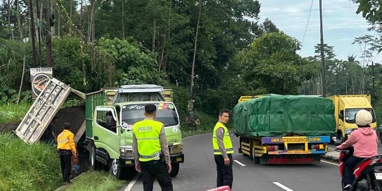 TERPEROSOK : Truk Hino bernomor polisi KT 8670 CI masuk ke parit jalan lingkar selatan Salatiga setelah mengalami rem blong, Jumat, 27 Februari 2026. Foto : Dok.Humas Polres Salatiga/ Lingkar Jateng