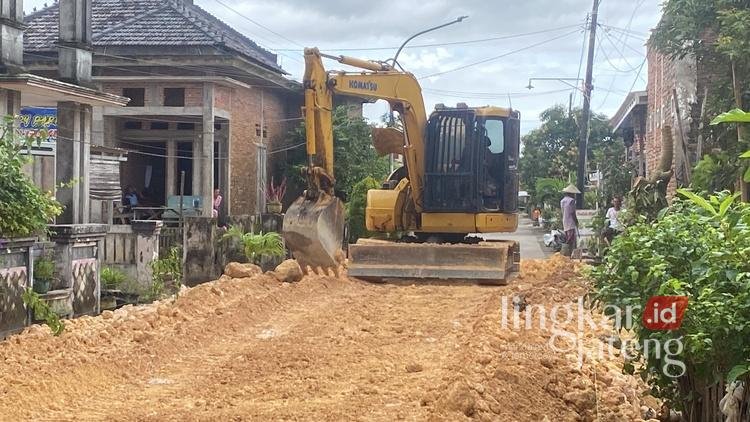 Soal Peninggian Jalan Karangrowo, DPUPR Kudus : Solusinya Normalisasi Drainase 25 Progres peninggian Jalan Karangrowo baru-baru ini. Foto : Fahtur Rohman/Lingkar Jateng