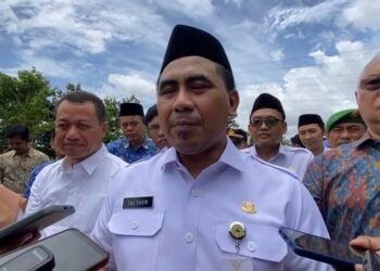 Wakil Gubernur Jawa Tengah, Taj Yasin Maimoen usai meninjau Sumur Resapan di Desa Gondosari, Kecamatan Gebog, Kabupaten Kudus, Rabu (18/2). Foto : Fahtur Rohman/Lingkar Jateng