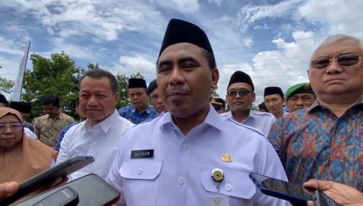 Wakil Gubernur Jawa Tengah, Taj Yasin Maimoen usai meninjau Sumur Resapan di Desa Gondosari, Kecamatan Gebog, Kabupaten Kudus, Rabu (18/2). Foto : Fahtur Rohman/Lingkar Jateng