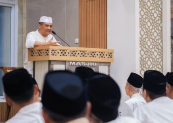 Gubernur Jawa Tengah, Ahmad Luthfi, menyampaikan sambutan saat tarawih keliling (tarling) di Masjid At-Taqwa, Kompleks Kantor Sekretariat Daerah (Setda) Provinsi Jawa Tengah pada Kamis, 19 Februari 2026. (Humas Pemprov Jateng)