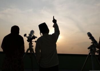 Ilustrasi pemantauan hilal atau Rukyatul hilal untuk menentukan awal 1 Ramadhan. (Antara/Lingkarjateng.id)