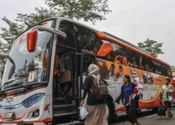 Ilustrasi: Warga perantau di Jakarta hendak memasuki bus layanan mudik gratis. (Antara/Lingkarjateng.id)