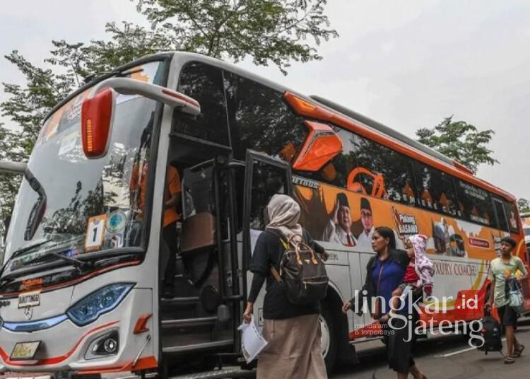 Pemkab Grobogan Siapkan 10 Bus Mudik Gratis Lebaran 2026 25 Ilustrasi: Warga perantau di Jakarta hendak memasuki bus layanan mudik gratis. (Antara/Lingkarjateng.id)