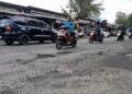 Pengendara saat melintasi Jalan Raya Demak-Kudus di wilayah Kracakan yang rusak. (M. Burhanuddin Aslam/Lingkarjateng.id)