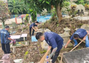 Jelang Ramadhan 1447 H, WBP Rutan Salatiga Ikut Kerja Bakti Bersihkan Makam 31 KERJA BAKTI: Sejumlah warga binaan pemasyarakatan Rutan Salatiga saat membersihkan area makam Cungkup, Rabu, 18 Februari 2026. (Humas Rutan Salatiga/Lingkarjateng.id)